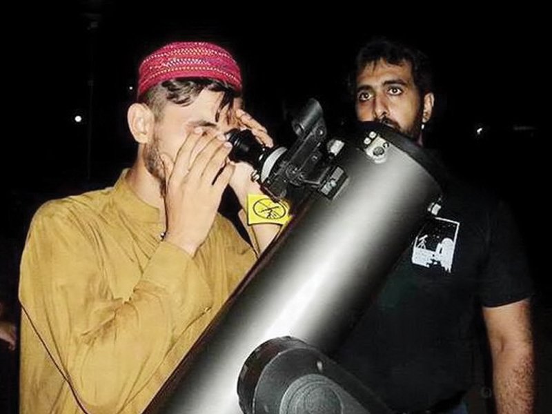 people who turned up to the event organised on saturday by the karachi astronomers society at zamzama park take a look through the telescope set up there photos courtesy karachi astromers society