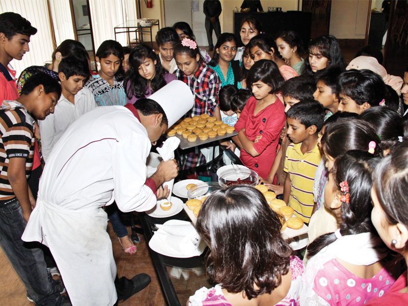 a chef shows children how to decorate cupcakes photo shafiq milak express