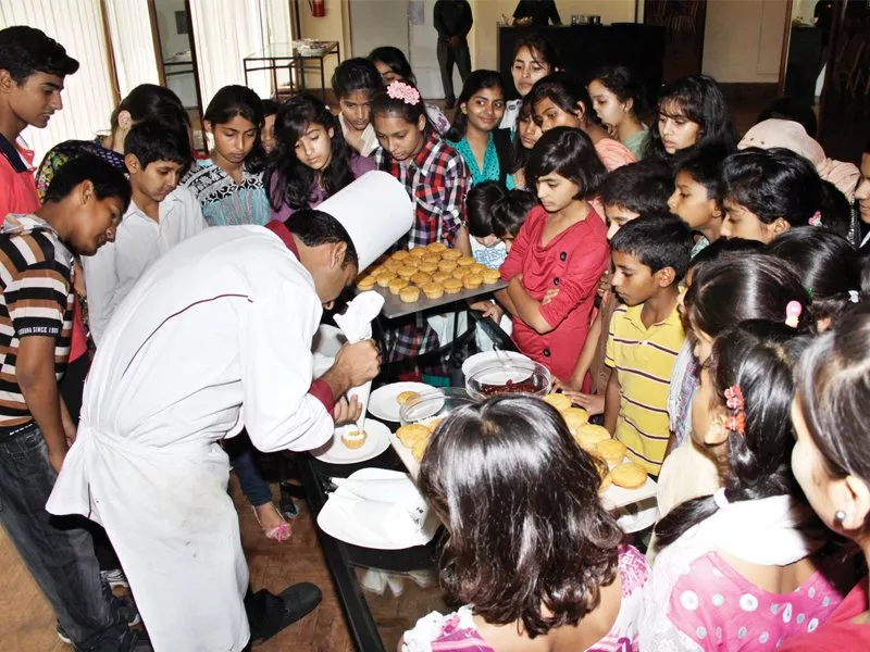 a chef shows children how to decorate cupcakes photo shafiq milak express a chef shows children how to decorate cupcakes photo shafiq milak express