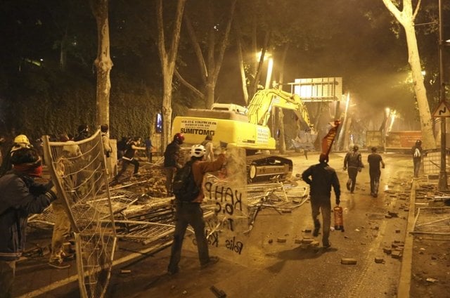 anti government protesters stand behind barricades during a excavator clash with riot police as they try to march to the office of turkey 039 s prime minister tayyip erdogan in istanbul early june 3 2013 photo reuters