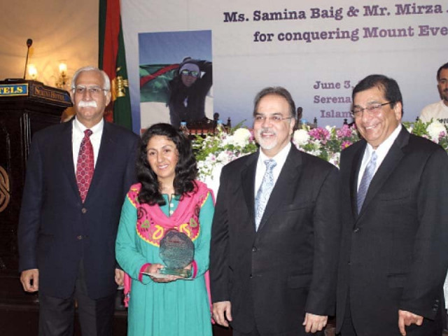 samina baig holding a memento with dr firoz rasul left iqbal walji centre and aziz sharif photo express samina baig holding a memento with dr firoz rasul left iqbal walji centre and aziz sharif photo express