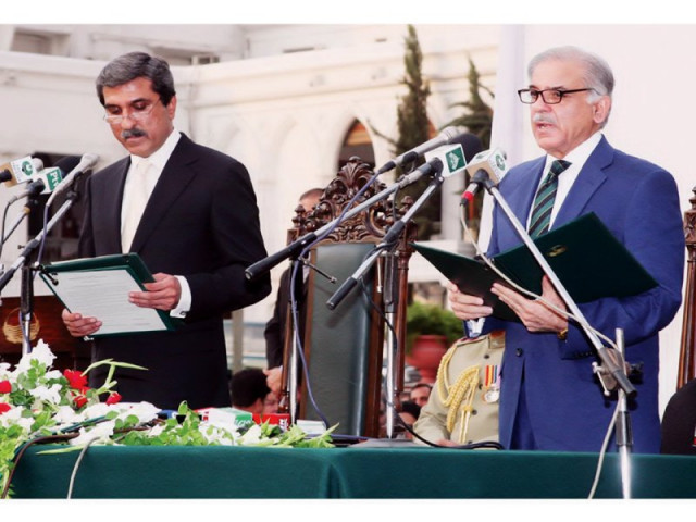 governor punjab administers oath to shahbaz sharif photo online governor punjab administers oath to shahbaz sharif photo online