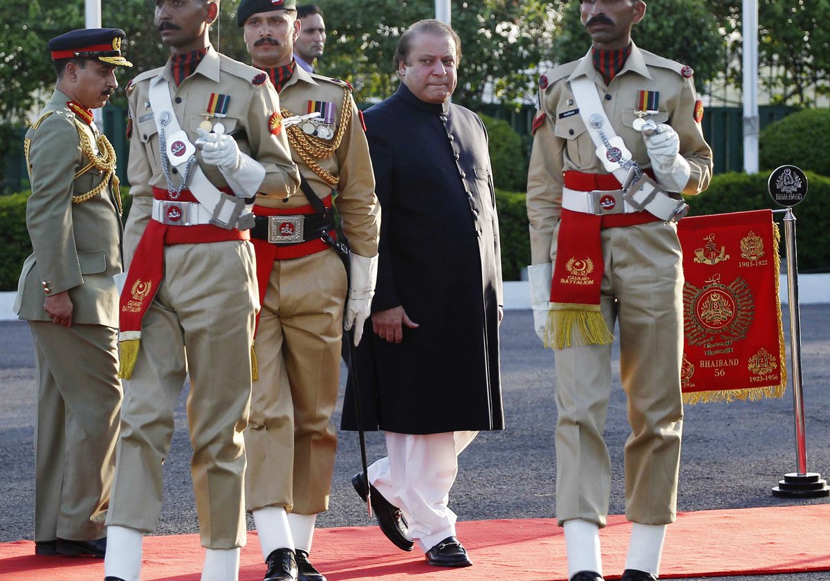 pakistan 039 s newly elected prime minister nawaz sharif 2nd r inspects the guard of honor during a ceremony as he arrives at the prime minister 039 s residence after being sworn in photo reuters