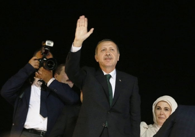 turkey 039 s prime minister tayyip erdogan waves to supporters after arriving at istanbul 039 s ataturk airport early june 7 2013 photo reuters turkey 039 s prime minister tayyip erdogan waves to supporters after arriving at istanbul 039 s ataturk airport early june 7 2013 photo reuters