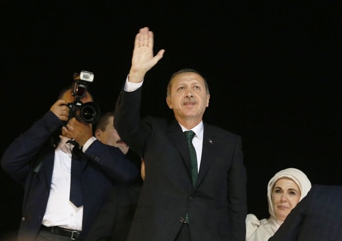 turkey 039 s prime minister tayyip erdogan waves to supporters after arriving at istanbul 039 s ataturk airport early june 7 2013 photo reuters