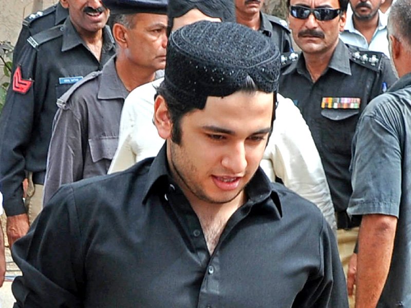 shahrukh jatoi outside the court premises photo athar khan express