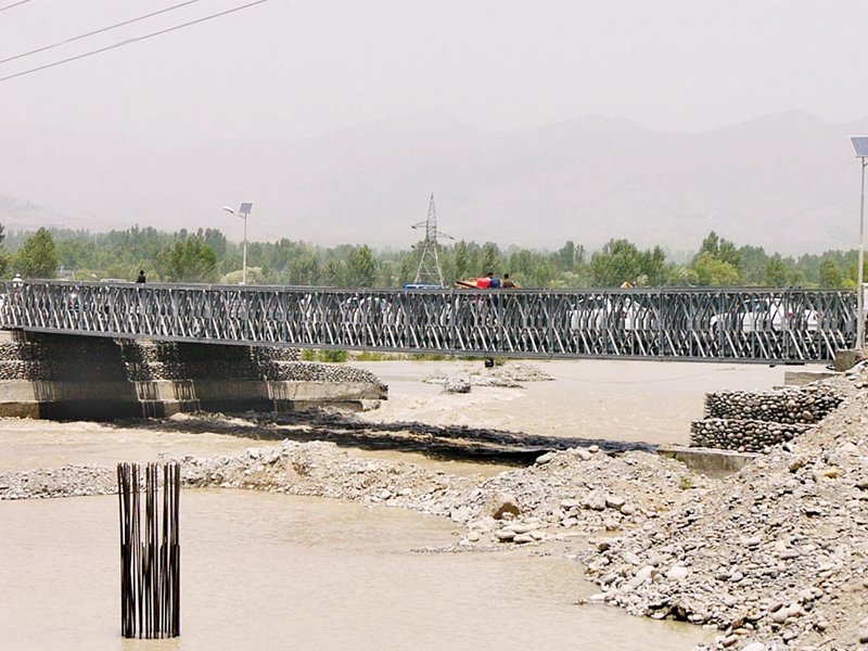 cracks have appeared on the bank of the swat river near the main ayub bridge photo online