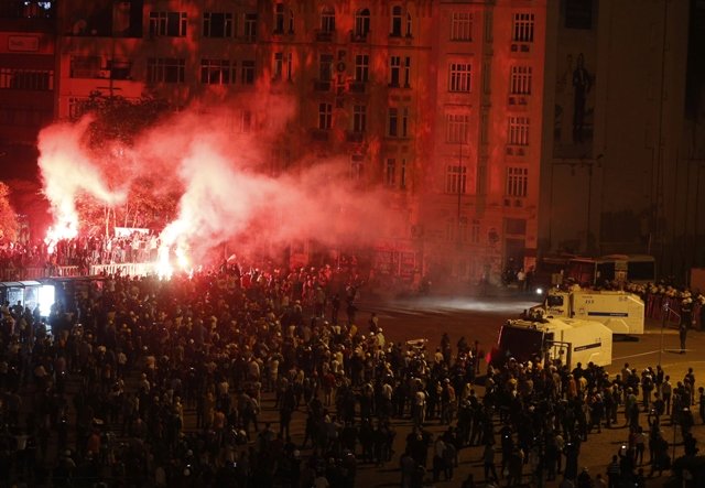 protesters light flares during a protest at taksim square in istanbul june 12 2013 hundreds of anti government demonstrators chanted and sang in taksim square early on thursday defying an order to end almost two weeks of protests against turkish prime minister tayyip erdogan photo reuters