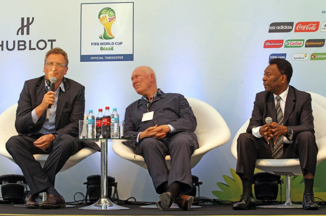 fifa secretary general j r me valcke hublot chairman jean claude biver c and brazil 039 s football legend pel r talk during the ceremony of the unveiling clock to mark the one year countdown to next year 039 s world cup in copacabana beach photo afp