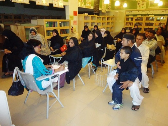 a school assessor takes feedback from parents of students photo ita a school assessor takes feedback from parents of students photo ita