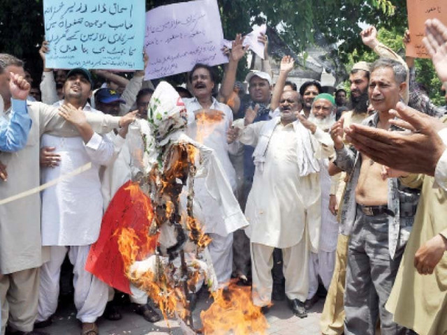 staff members of e amp t took part in apca s protest against government s decision to not increase salaries of government employees photo riaz ahmed shafiq malik express staff members of e amp t took part in apca s protest against government s decision to not increase salaries of government employees photo riaz ahmed shafiq malik express