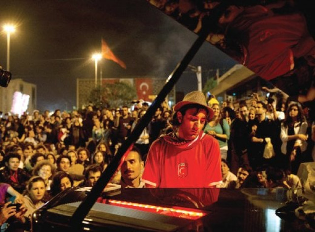 davide martello playing his piano at gezi park davide martello playing his piano at gezi park