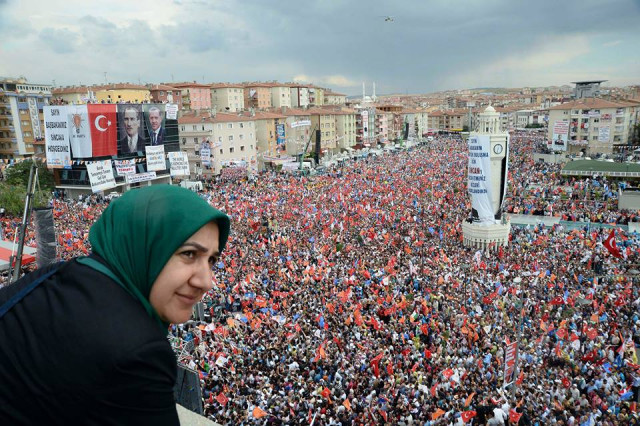 tens of thousands of turkish prime minister tayyip erdogan 039 s supporters joined a rally in istanbul on sunday riot police fired tear gas at anti government protesters a few miles away photo reuters tens of thousands of turkish prime minister tayyip erdogan 039 s supporters joined a rally in istanbul on sunday riot police fired tear gas at anti government protesters a few miles away photo reuters