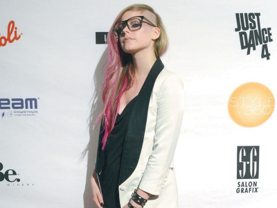 avril lavigne plans lavish wedding