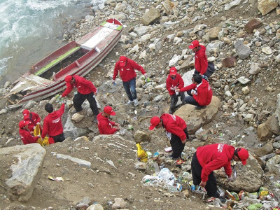 eco friendly students clean up saiful malook lake eco friendly students clean up saiful malook lake