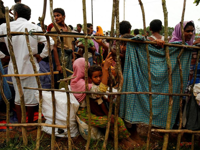 new rohingya refugees wait to enter the kutupalang makeshift refugee camp in cox 039 s bazar bangladesh august 30 2017 photo reuters