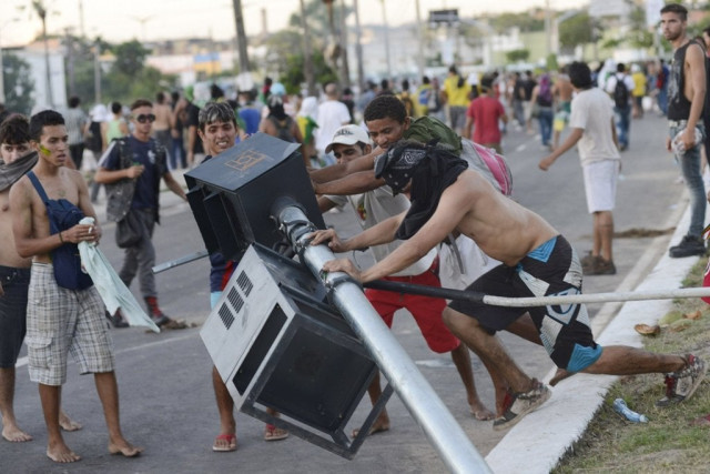 demonstrators run during clashes with riot police near the estadio castelao in fortaleza june 19 2013 photo afp demonstrators run during clashes with riot police near the estadio castelao in fortaleza june 19 2013 photo afp