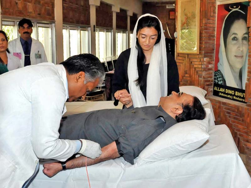 president zardari donates blood on benazir s 60th birth anniversary photo nni