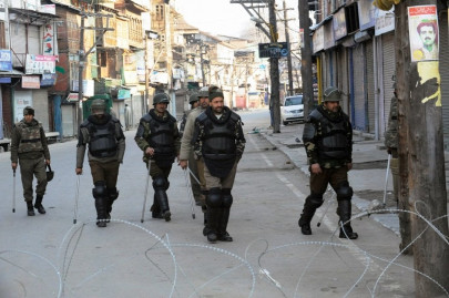 suspected militants kill two police in indian kashmir official