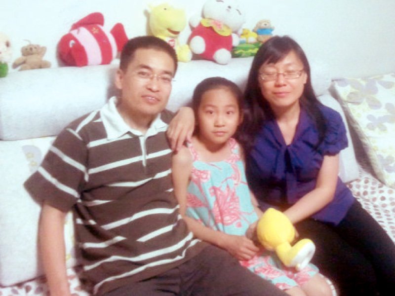 zhang fusong with his wife and daughter photo irfan ghauri