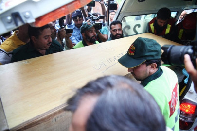 pakistan suspends expeditions after tourist massacre