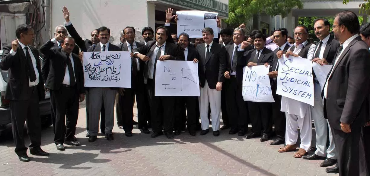 lawyers in multan protest against the attack on justice baqar in karachi photo express lawyers in multan protest against the attack on justice baqar in karachi photo express