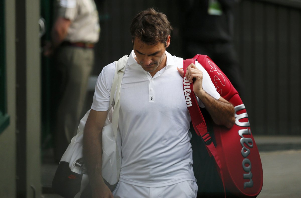 roger federer walks off the court after being defeated by sergiy stakhovsky of ukraine in their men 039 s singles tennis match at the wimbledon tennis championships photo reuters