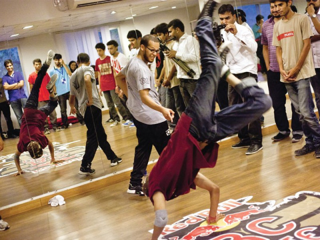 b boys lilou and pelezinho teach isloo ites how to groove design abeera khan fahad naveed b boys lilou and pelezinho teach isloo ites how to groove design abeera khan fahad naveed