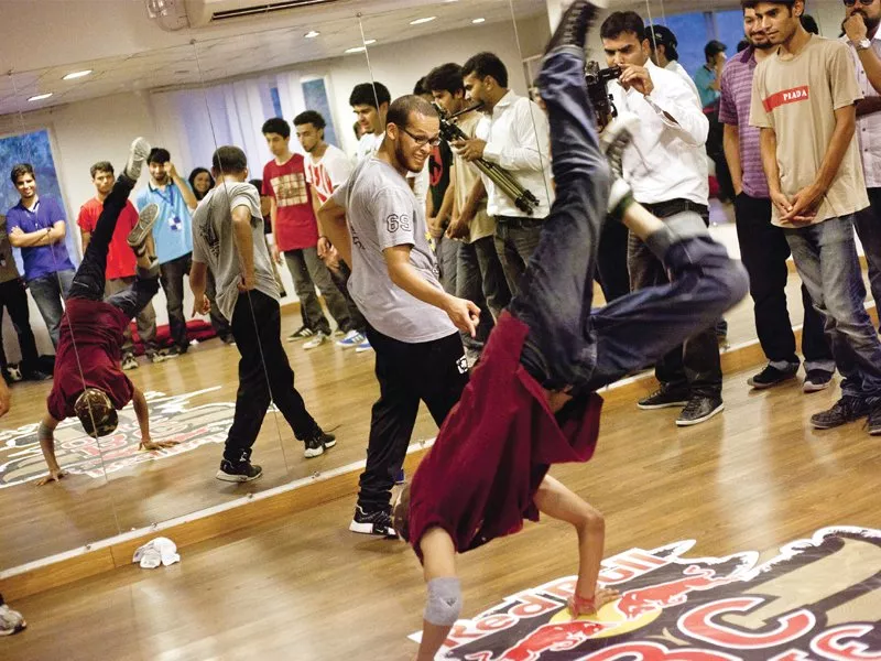 b boys lilou and pelezinho teach isloo ites how to groove design abeera khan fahad naveed b boys lilou and pelezinho teach isloo ites how to groove design abeera khan fahad naveed