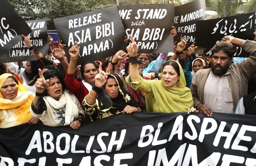 protesters hold up placards while demanding the release of asia bibi at a rally in lahore november 21 2010 photo reuters file protesters hold up placards while demanding the release of asia bibi at a rally in lahore november 21 2010 photo reuters file