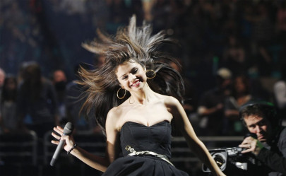 selena gomez performs sans underwear