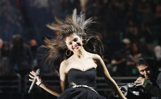 gomez was in a happy mood and even turned her back on the crowd to show off her bare back to her fans photo reuters gomez was in a happy mood and even turned her back on the crowd to show off her bare back to her fans photo reuters