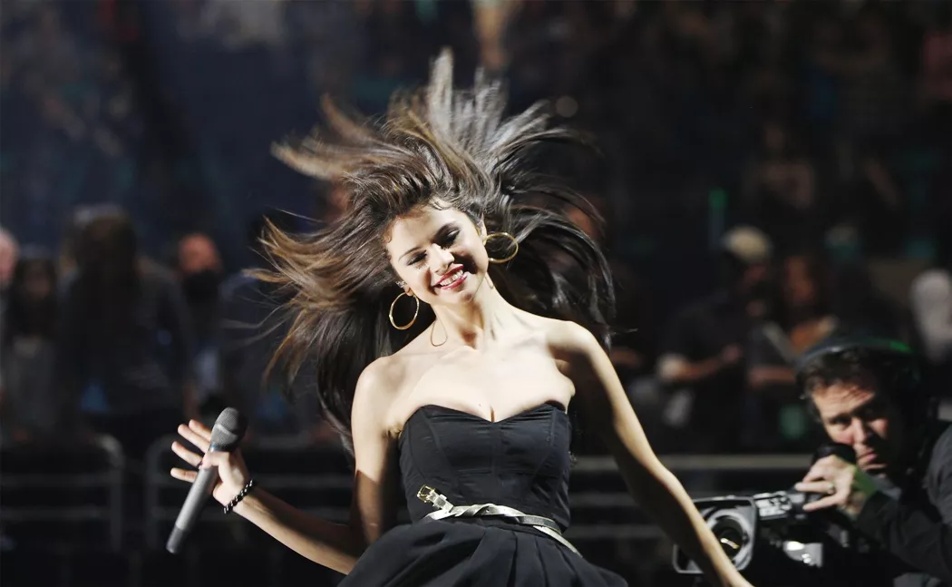 gomez was in a happy mood and even turned her back on the crowd to show off her bare back to her fans photo reuters gomez was in a happy mood and even turned her back on the crowd to show off her bare back to her fans photo reuters