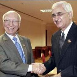 sartaj aziz and salman khurshid photo radio pakistan