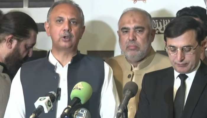 pti leaders omer ayub khan and barrister gohar ali khan address a press conference outside parliament house in islamabad on november 4 2024 photo screengrab