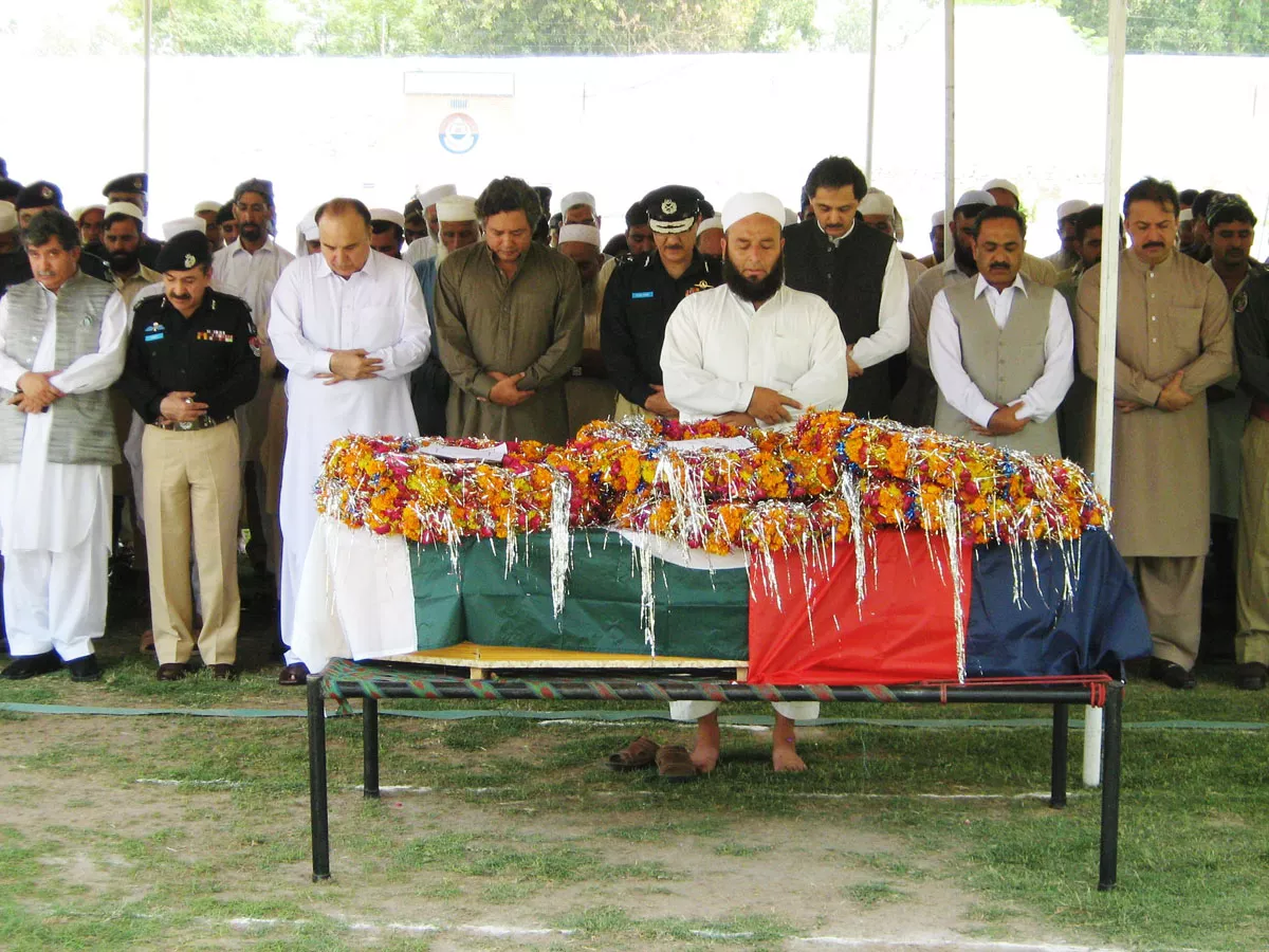 officials and family members offer funeral prayers for slain police constable shahzad gul photo abdul ghaffar baig express officials and family members offer funeral prayers for slain police constable shahzad gul photo abdul ghaffar baig express