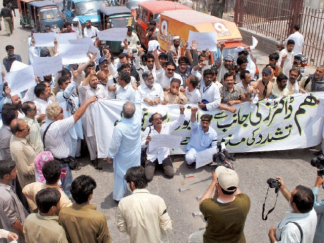 journalists outside the peshawar press club protest against the doctors of khyber teaching hospital photo inp journalists outside the peshawar press club protest against the doctors of khyber teaching hospital photo inp