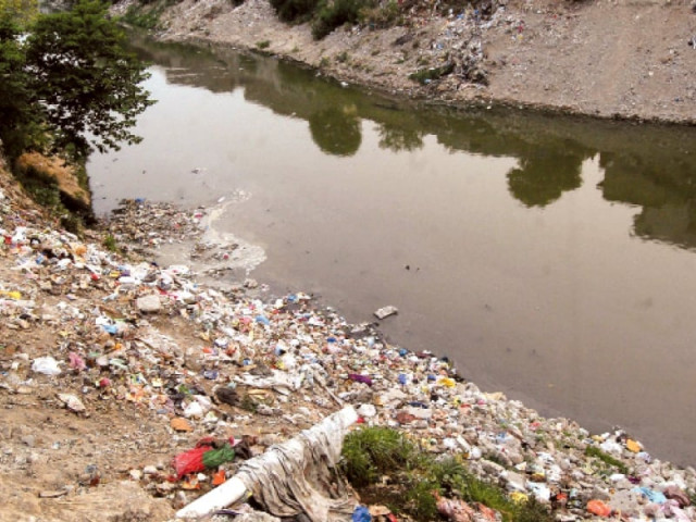 garbage lining the banks of nullah leh photo muhammad javaid express garbage lining the banks of nullah leh photo muhammad javaid express