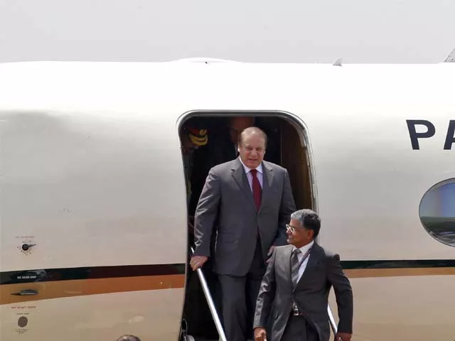 pakistan 039 s prime minister nawaz sharif waves upon his arrival at the airport in new delhi photo reuters pakistan 039 s prime minister nawaz sharif waves upon his arrival at the airport in new delhi photo reuters