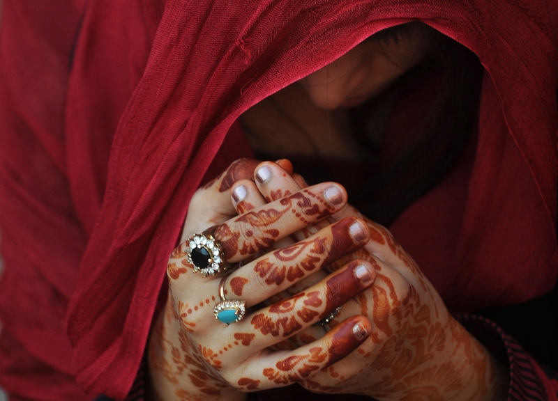 a woman prays during eid prayers at the badshahi mosque in lahore on october 27 2012 photo afp