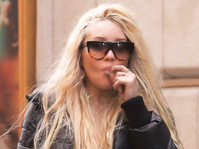 is drake stalking amanda bynes is drake stalking amanda bynes