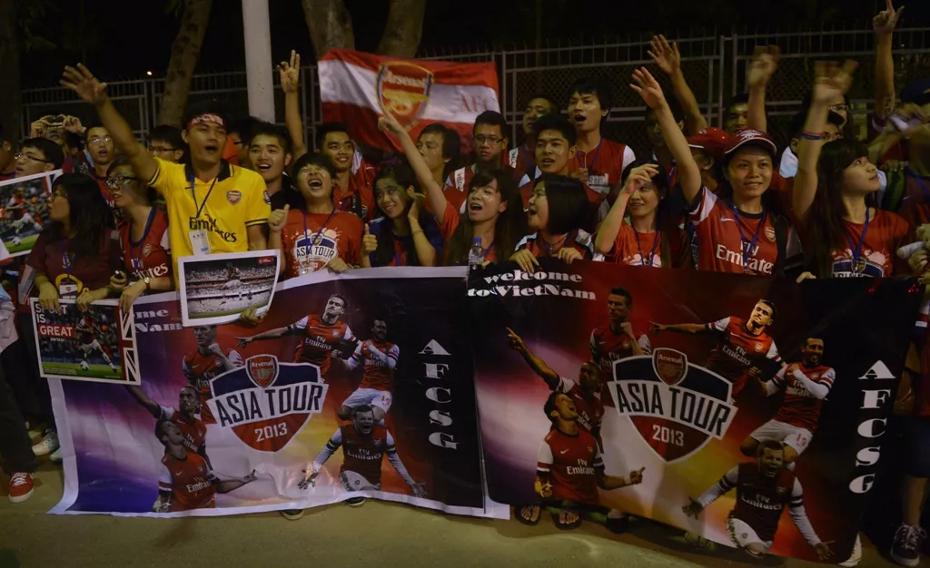 local vietnamese football fans cheer as they wait for the arrival of england 039 s arsenal players at the vip gate of hanoi 039 s international noi bai airport early on july 15 2013 photo afp local vietnamese football fans cheer as they wait for the arrival of england 039 s arsenal players at the vip gate of hanoi 039 s international noi bai airport early on july 15 2013 photo afp