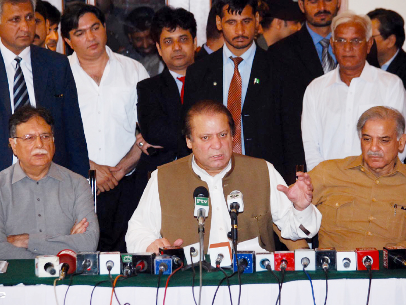 prime minister nawaz sharif flanked by information minister pervaiz rashid and punjab chief minister shahbaz sharif addresses a press conference in faisalabad photo inp