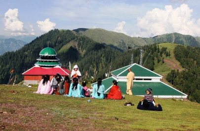 tourists flock to kashmir valley in rare boom