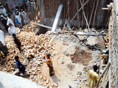 accident labourer buried alive in roof collapse