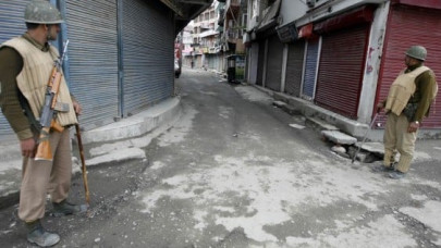 four police prisoner injured in indian kashmir attack