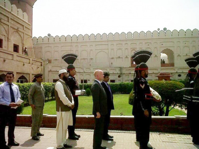 william hague tweets 039 about to lay a wreath at iqbal 039 s tomb in lahore 039 photo twitter william hague tweets 039 about to lay a wreath at iqbal 039 s tomb in lahore 039 photo twitter