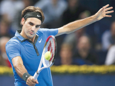 federer struggles but wins hamburg opener