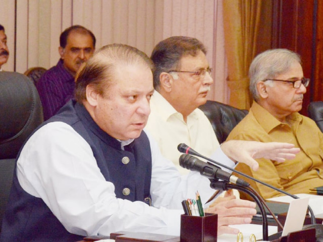 prime minister nawaz sharif briefs senior media persons on the new national energy policy following the cci meeting photo nni