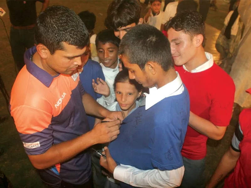 children of sirat ul jannah orphanage and salt lake school take autographs from cricketer kamran akmal left and teach us consul general micheal dodman how to play cricket right at the sports diplomacy iftar hosted by the us consulate on tuesday photo athar khan express children of sirat ul jannah orphanage and salt lake school take autographs from cricketer kamran akmal left and teach us consul general micheal dodman how to play cricket right at the sports diplomacy iftar hosted by the us consulate on tuesday photo athar khan express